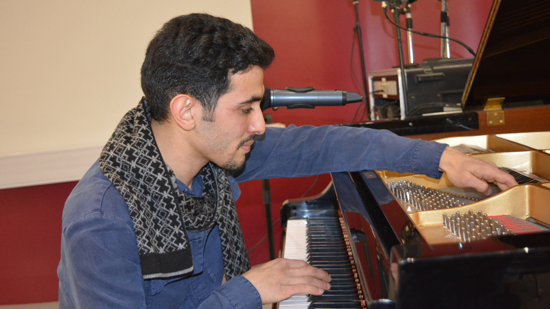 Pianist Aeham Achmad beim Konzert in Frankfurt (Foto: Heike Knauff-Oliver / ERF Medien)