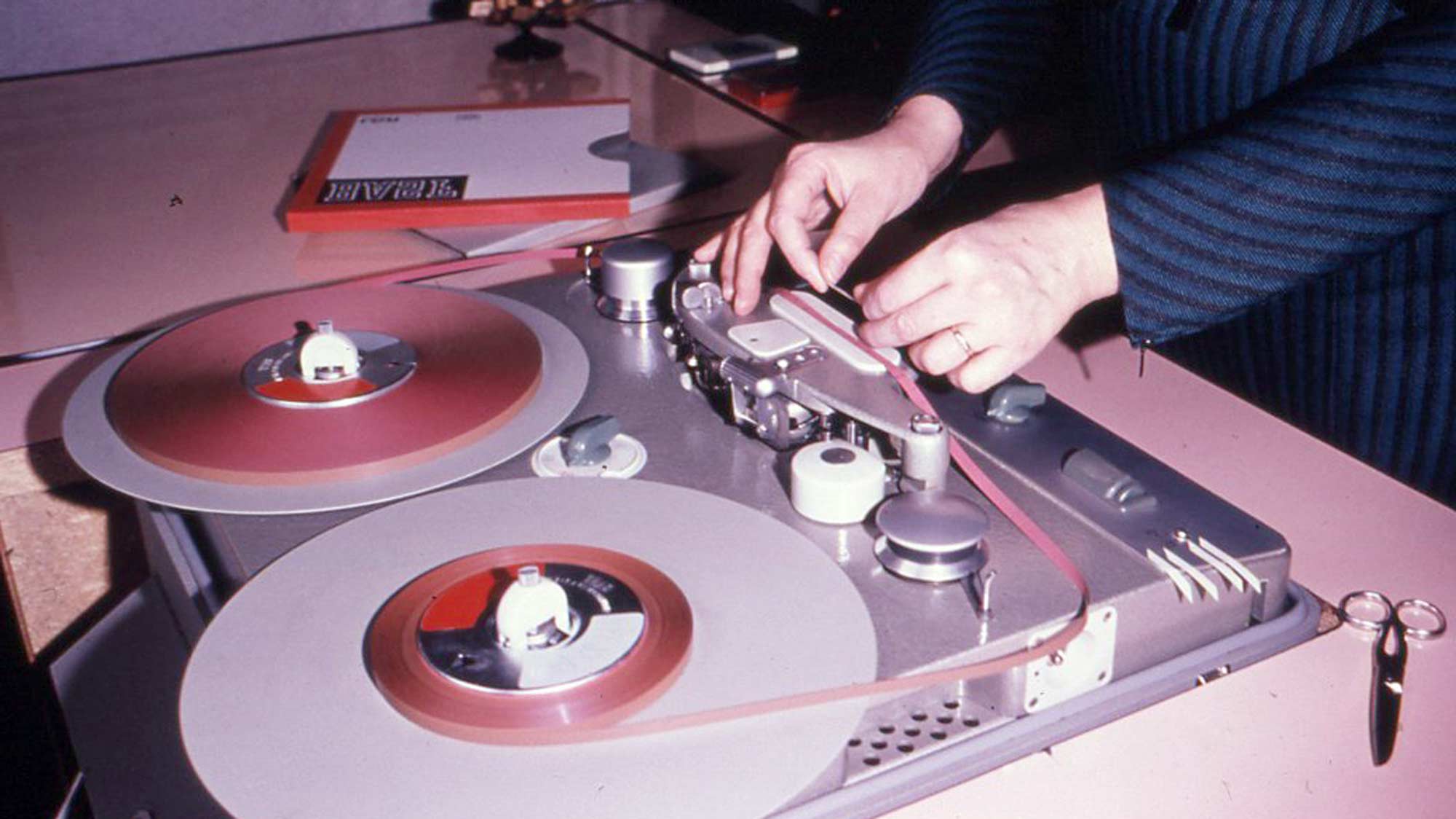 Arbeit an der Bandmaschine – sie dient zur analogen Tonaufzeichnung auf Tonbänder. Viele Jahre ist die Bandmaschine das wichtigste Werkzeug der Tontechniker. Erst mit dem Aufkommen der Digitaltechnik werden die analogen Tonbandgeräte vom Markt verdrängt.