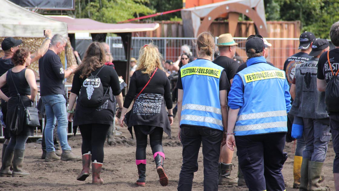 Seelsorge zwischen Drums, Riffs und Schlamm